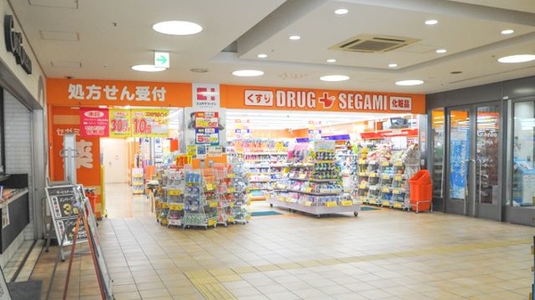 ドラックストア　ドラッグセガミ阪急三国店（ドラッグストア）まで176m