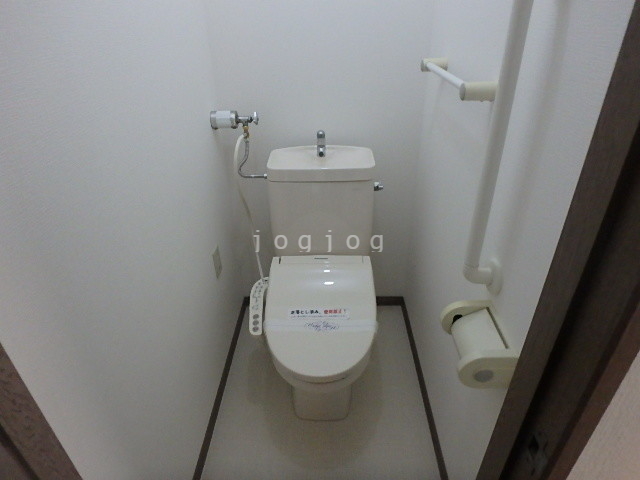 トイレ　嬉しい温水洗浄便座付きのトイレです。