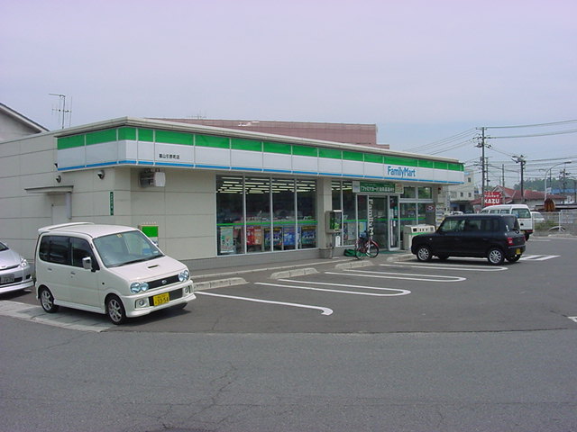 コンビニ　ファミリーマート（コンビニ）まで445m