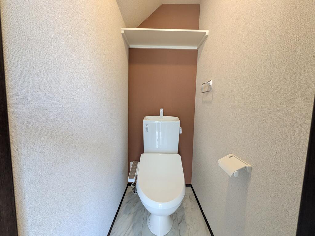 トイレ　ウォシュレット完備。