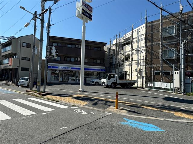 コンビニ　ローソン枚方甲斐田店（コンビニ）まで824m