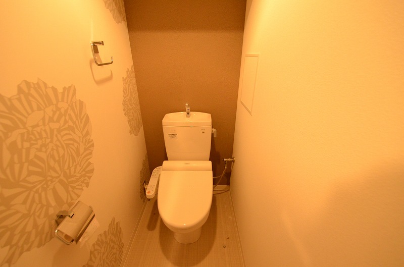 トイレ　温水洗浄便座付きのトイレです♪