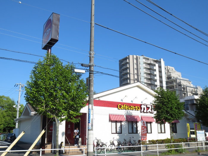 飲食店　ガスト（飲食店）まで355m