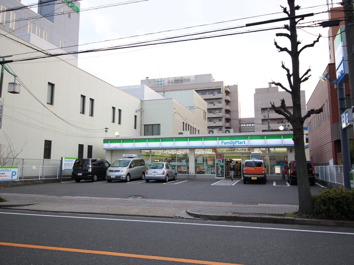 コンビニ　ファミリーマート（コンビニ）まで270m
