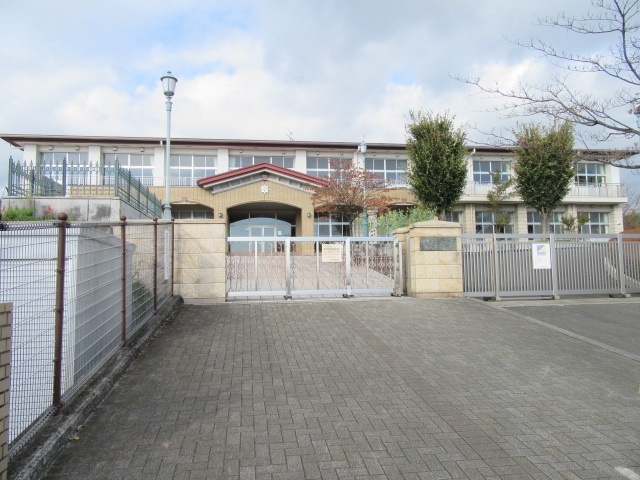 小学校　富士市立青葉台小学校（小学校）まで895m