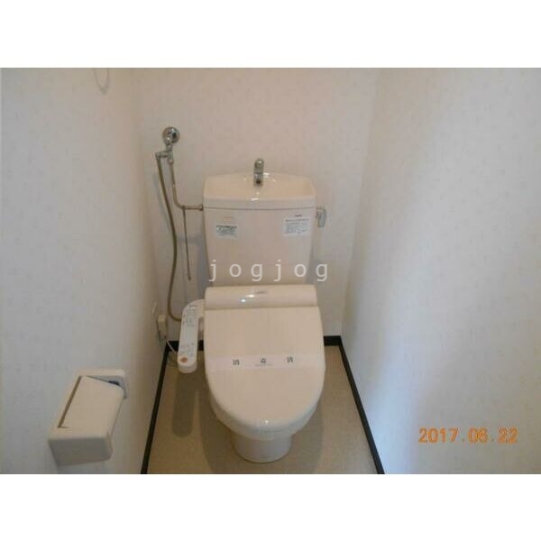 トイレ　嬉しい温水洗浄便座付きのトイレです。