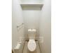 トイレ　壁面棚収納が便利なトイレです。コンセントがあります。