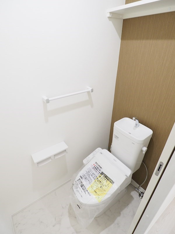 トイレ　ウォシュレット完備。