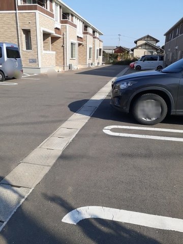 駐車場　駐車場があるので、車を買う予定の方も安心です