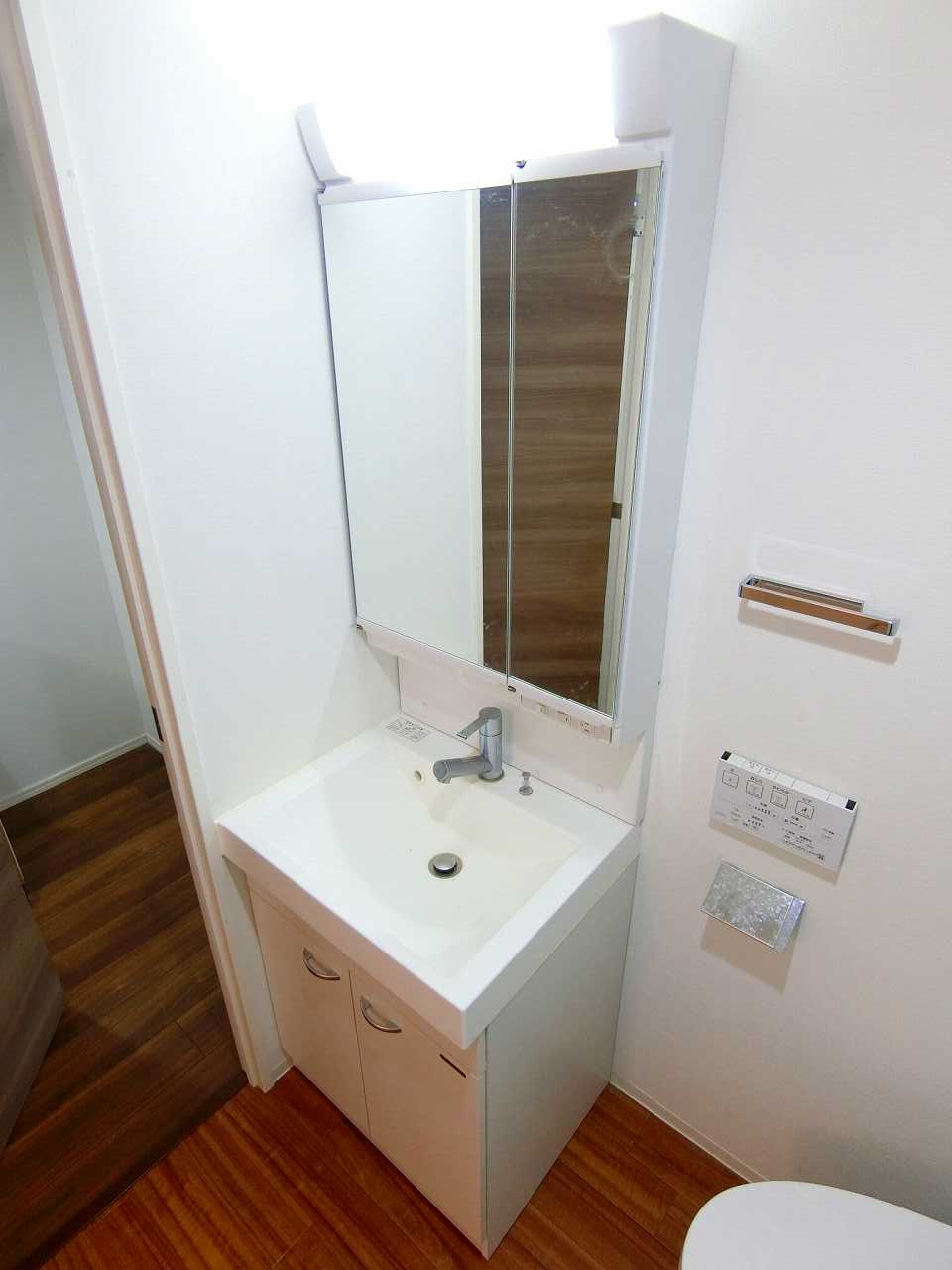 洗面設備　※同物件、別部屋の写真です。
