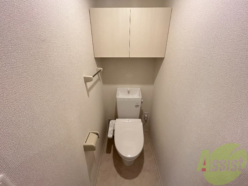 トイレ　トイレはこちら。温水洗浄便座付です。快適に過ごせそうです。