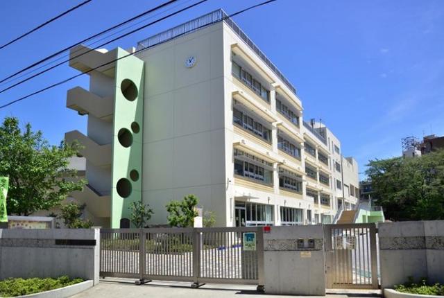 小学校　川崎市立百合丘小学校（小学校）まで1096m