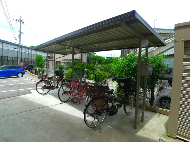 エントランス　屋根つき駐輪場！