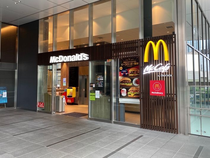 飲食店　マクドナルド六本木ヒルズ店（飲食店）まで152m