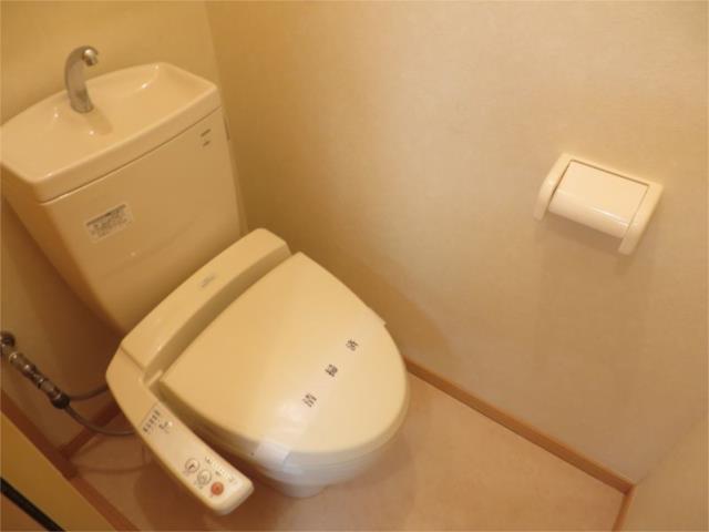 トイレ　トイレには快適な温水洗浄便座付