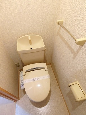 トイレ　トイレは温水洗浄便座付き♪人気のバストイレ別です♪横にはタオ