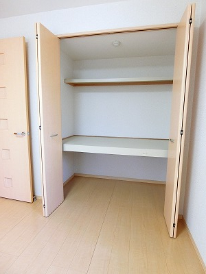 収納　洋室6帖のお部屋にある収納スペースです！かさ張りやすい寝具や