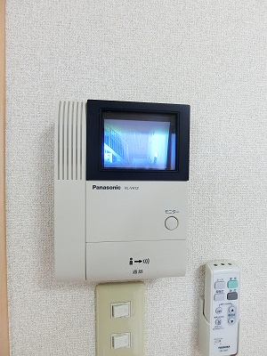セキュリティ　防犯対策に有効なカメラ付きインターホン！突然の来客にもバッチ
