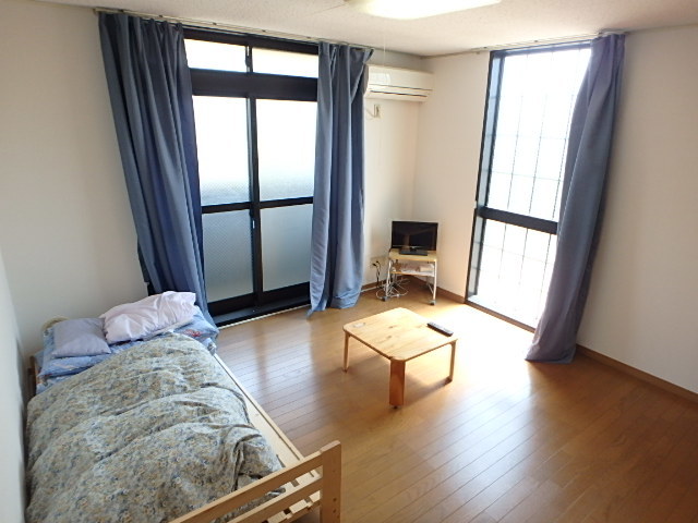 居室・リビング　こちらの部屋には家具・家電は付いておりません。