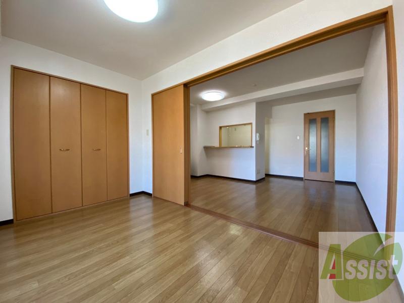 その他部屋・スペース　寝室はこちらです。光が差し込む、温かみのあるお部屋です。