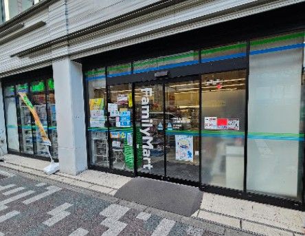 コンビニ　ファミリーマート 文京湯島春日通り店（コンビニ）まで27m