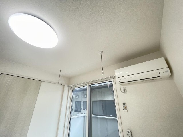 その他設備　エアコン、照明、室内物干し付き