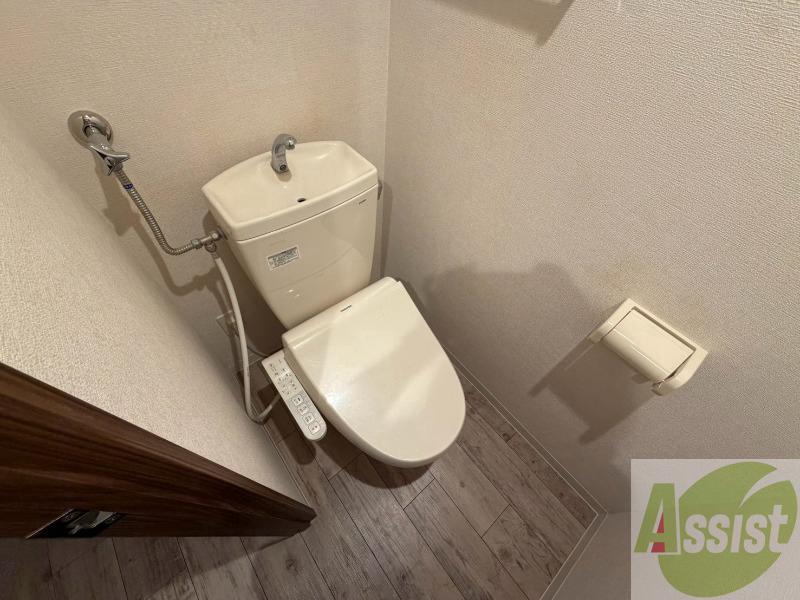 トイレ　ウォシュレット機能がついたトイレです。安心して使用できます。