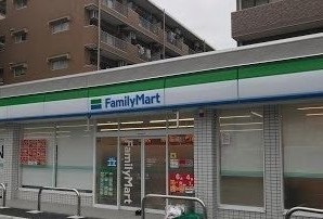 その他　ファミリーマート戸塚吉田町店まで326m