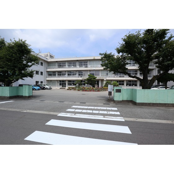 小学校　山室中部小学校（小学校）まで1800m