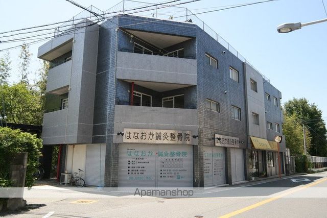 北大阪急行 千里中央駅 バス乗車時間：15分 最寄りバス停で下車 徒歩1分 築38年
