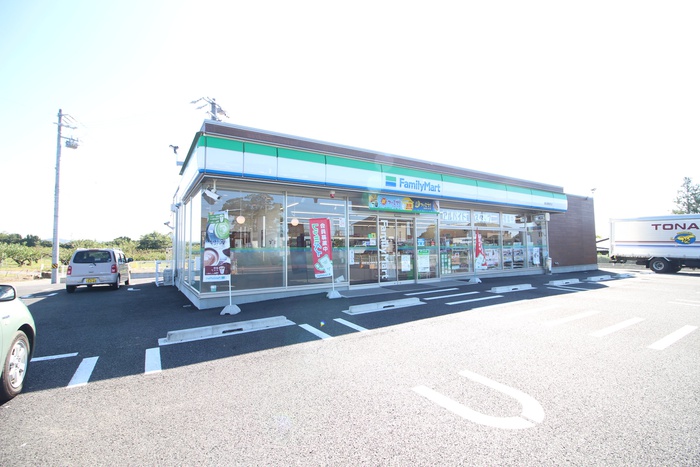 コンビニ　ファミリーマート（コンビニ）まで900m