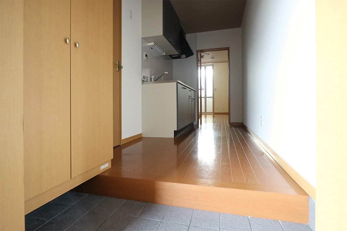 玄関　※写真は同物件の別部屋です