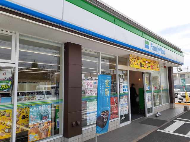 コンビニ　ファミリーマート（コンビニ）まで200m