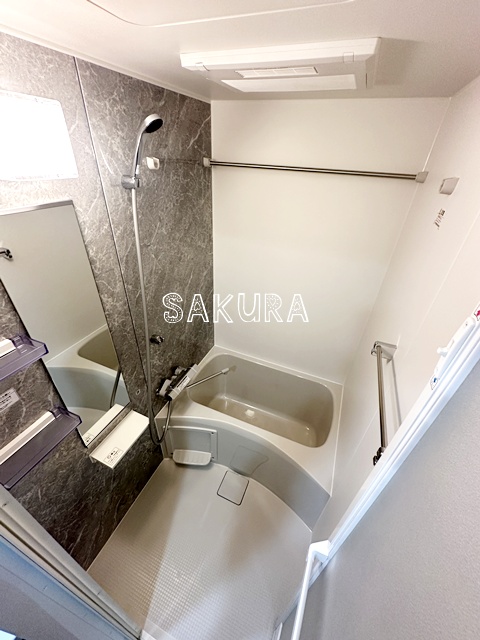バス・シャワールーム　雨の日でも安心の浴室乾燥機付きです♪