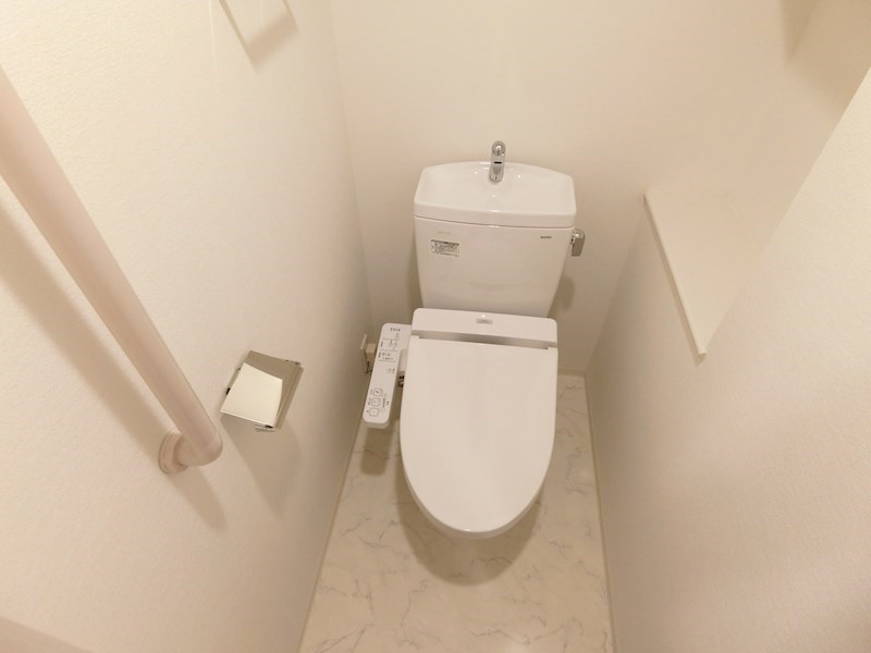 トイレ　個室のトイレは温水洗浄便座になります
