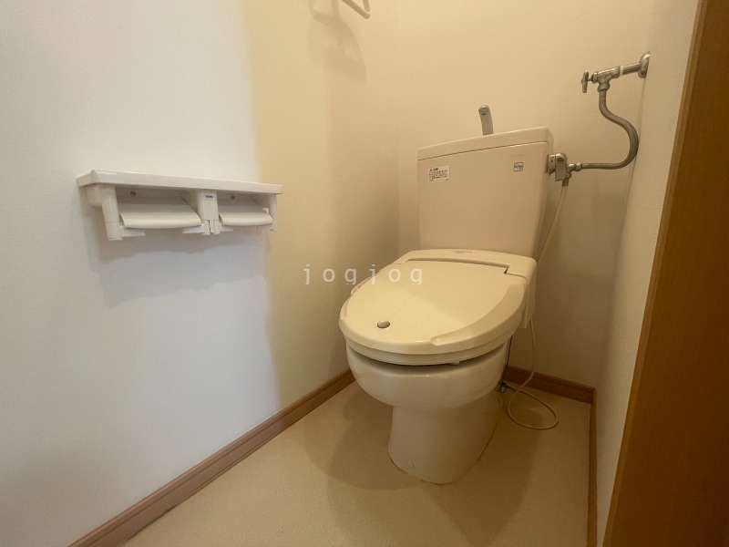 トイレ　嬉しい温水洗浄便座付きのトイレです。