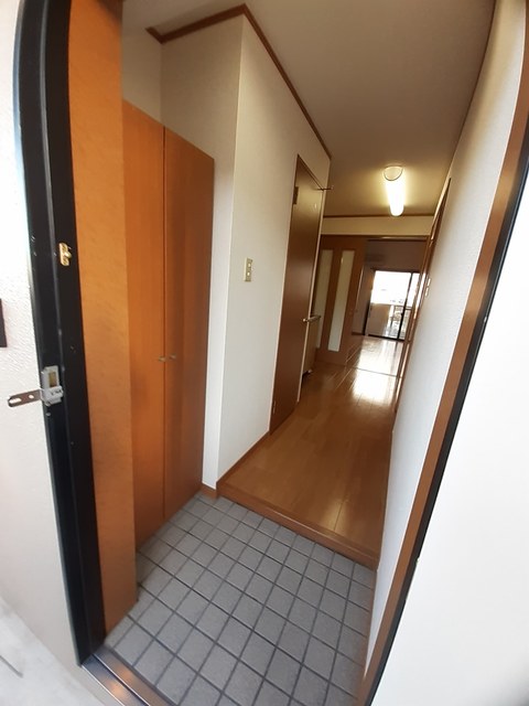 サムデイ小郡の玄関写真