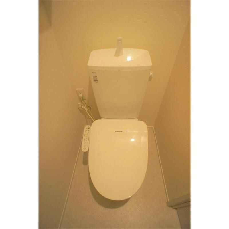 トイレ　落ち着いた色調のトイレです