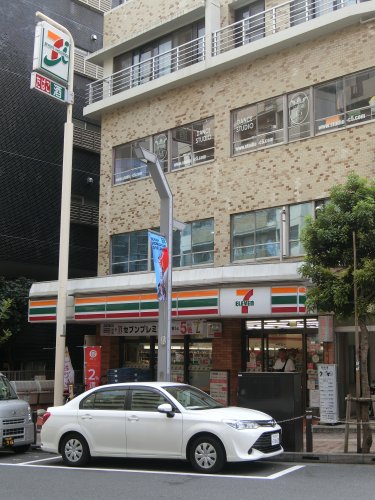 コンビニ　セブンイレブン高円寺駅前店（コンビニ）まで518m