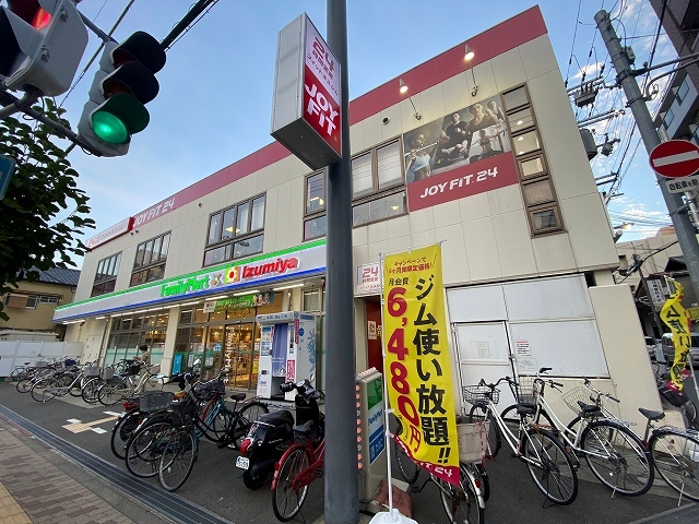 スーパー　イズミヤ　ファミリーマート×イズミヤ東三国四丁目店（スーパー）まで596m