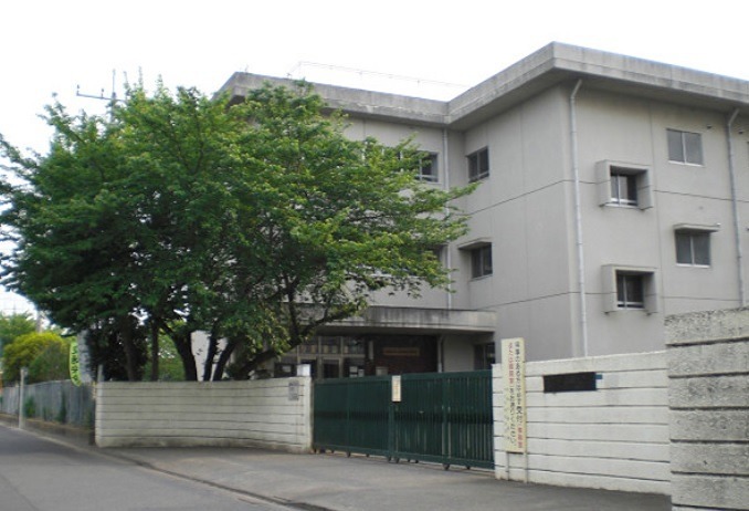 小学校　本庄市立中央小学校（小学校）まで520m