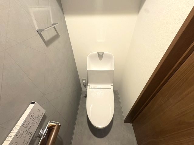 トイレ　落ち着いた色調のトイレです