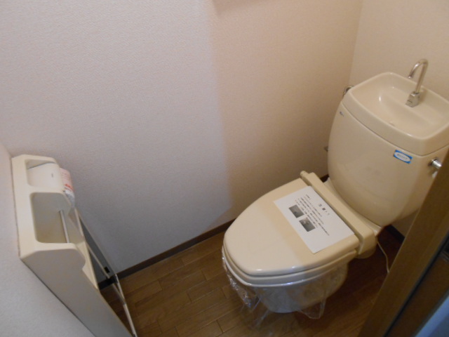 トイレ　暖房便座完備・小物収納棚あり