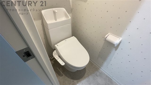 トイレ　温水洗浄便座付きのトイレです♪