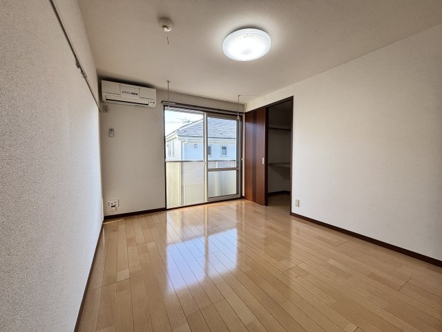 居室・リビング　写真は同建物の別部屋を参考に掲載しております。