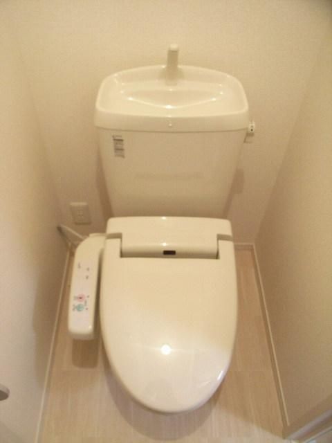 トイレ　バストイレ別　ウォシュレット完備