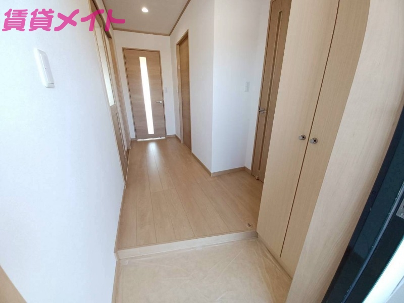 玄関　※同棟５階同型別部屋の写真です