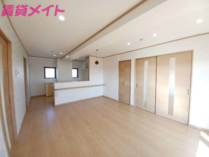 居室・リビング　※同棟５階同型別部屋の写真です