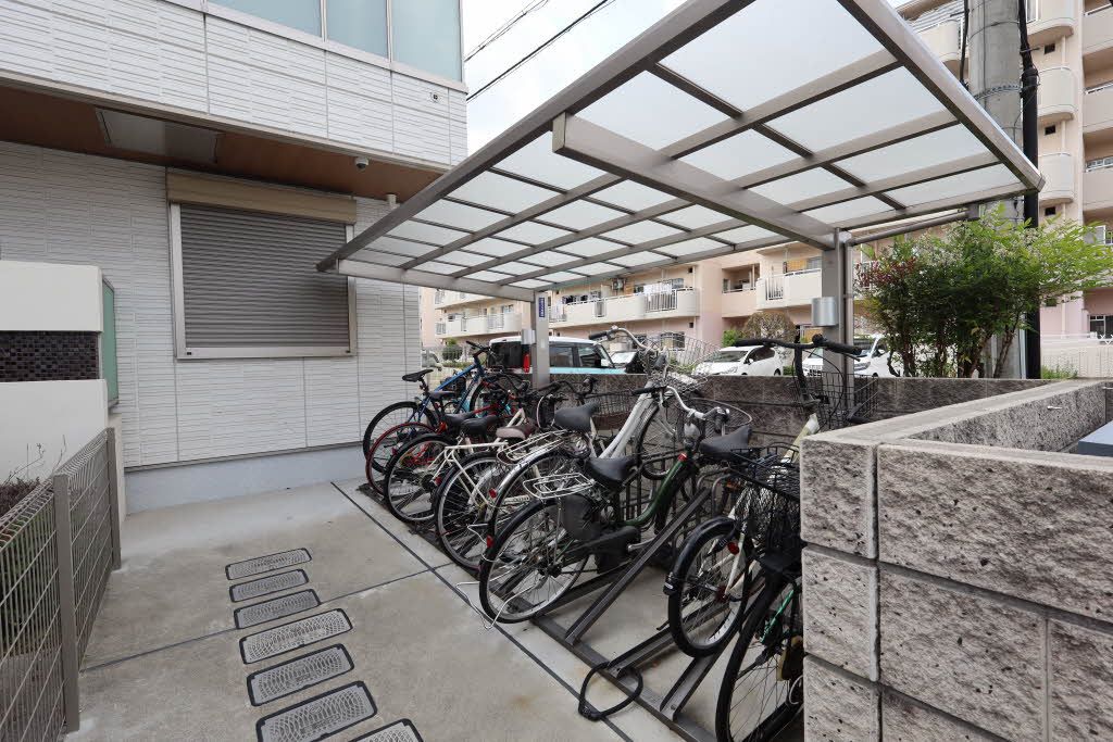 建物外観　敷地内屋根付き駐輪場