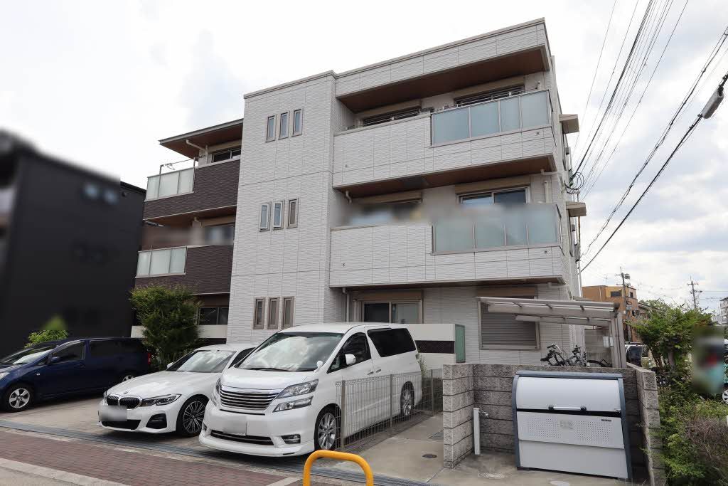 建物外観　積水ハウス施工・重量鉄骨造３階建て